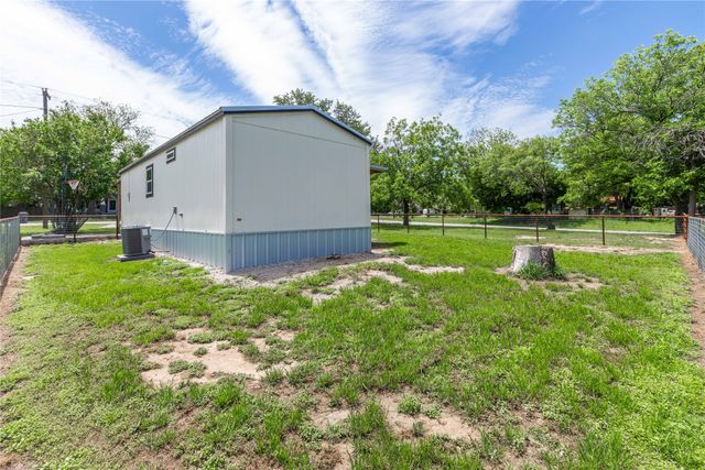 601 E Reynosa, De Leon, TX 76444