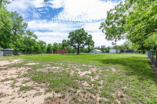 601 E Reynosa, De Leon, TX 76444