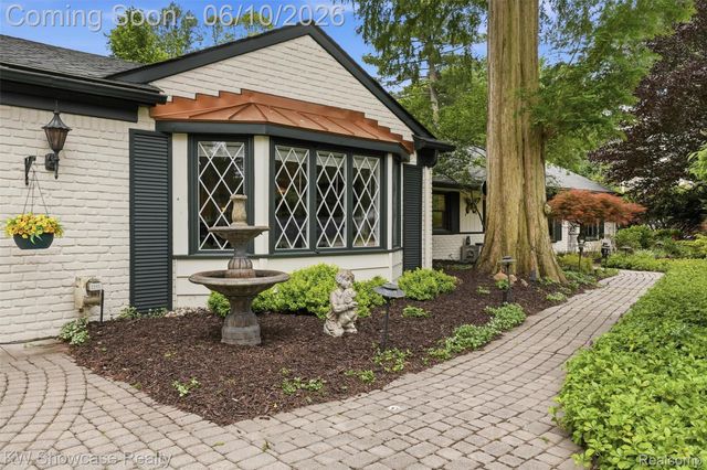 27221 Apple Tree Lane, Franklin Village, MI 48025