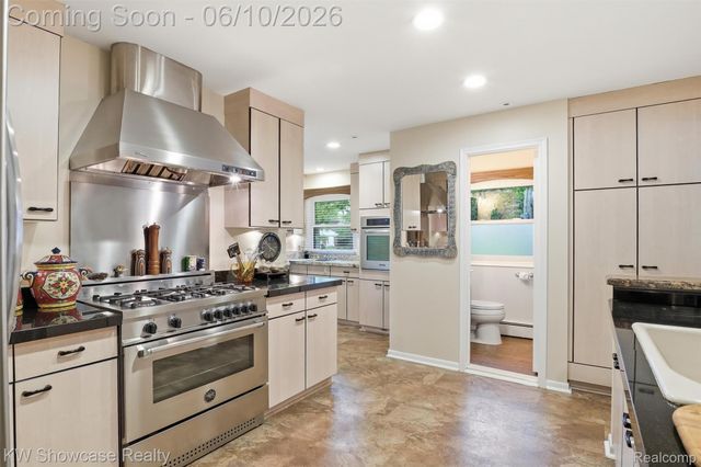 27221 Apple Tree Lane, Franklin Village, MI 48025