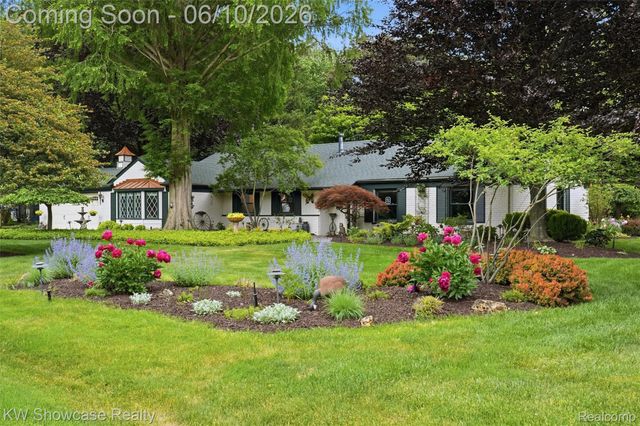 27221 Apple Tree Lane, Franklin Village, MI 48025