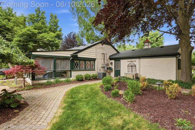 27221 Apple Tree Lane, Franklin Village, MI 48025