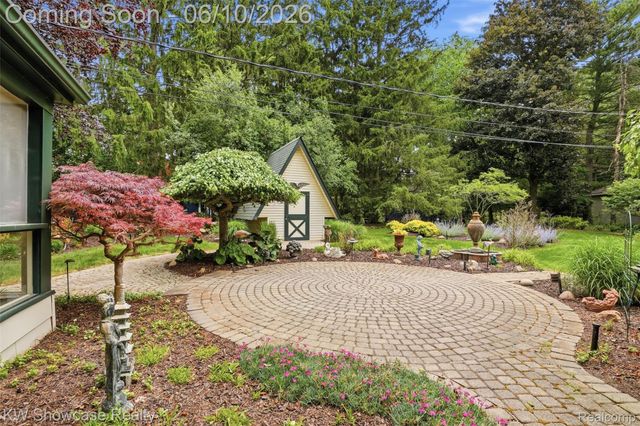 27221 Apple Tree Lane, Franklin Village, MI 48025