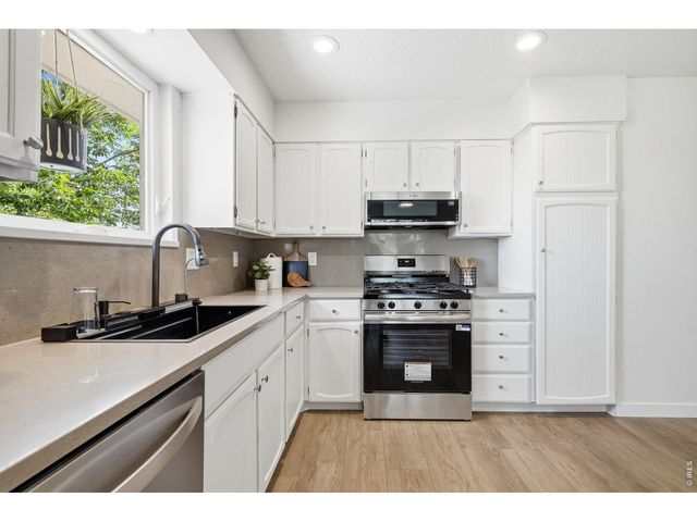 3525 Lakeview Cir, Longmont, CO 80503