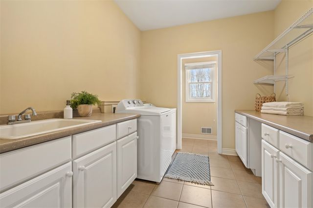 3700 Oakharbor Street, Kalamazoo, MI 49009