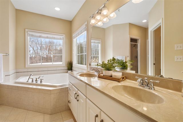 3700 Oakharbor Street, Kalamazoo, MI 49009