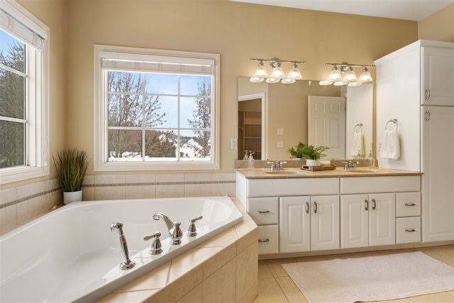 3700 Oakharbor Street, Kalamazoo, MI 49009