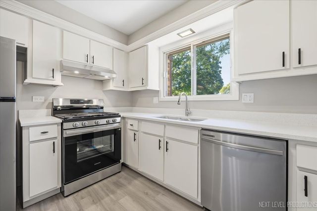 1654 Dover Court A, Wheaton, IL 60189