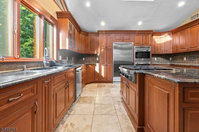 8 Cracco Ln, Wayne Twp., NJ 07470
