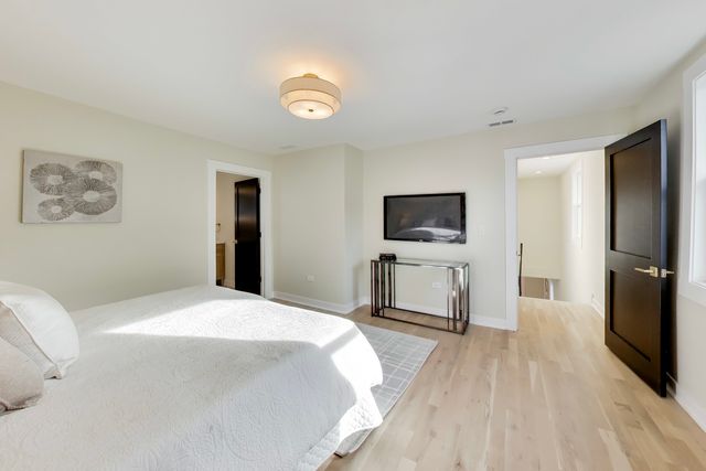 6730 W Dakin Street, Chicago, IL 60634