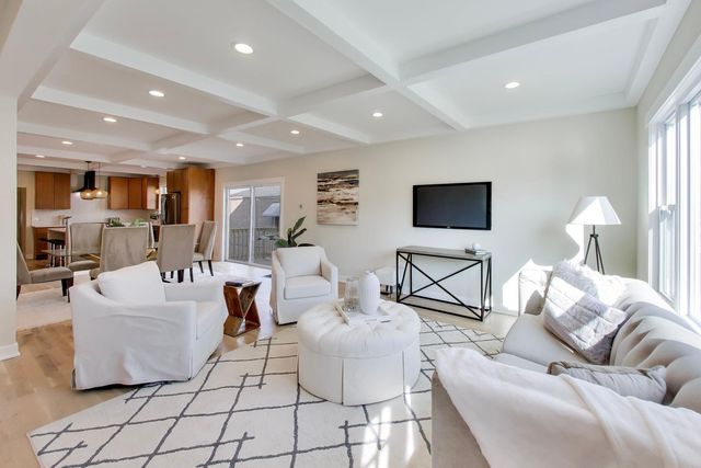 6730 W Dakin Street, Chicago, IL 60634