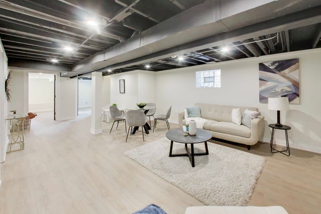 6730 W Dakin Street, Chicago, IL 60634