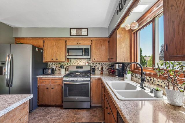 2814 Buckingham COURT, Waukesha, WI 53188