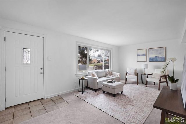 813 Chain Of Rocks Drive, St Louis, MO 63137