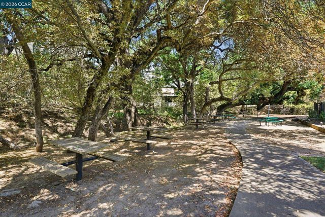 400 Suntree Ln 402, Pleasant Hill, CA 94523