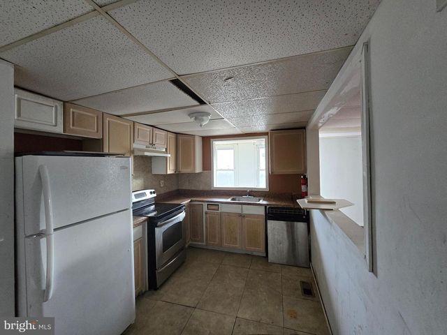 14-16 GRIEB AVE, Levittown, PA 19057