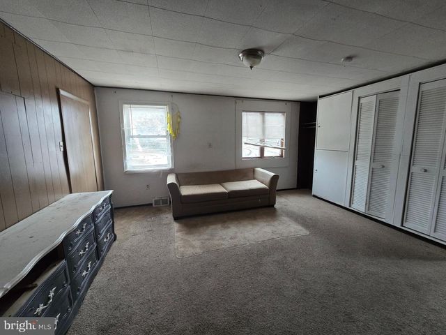 14-16 GRIEB AVE, Levittown, PA 19057