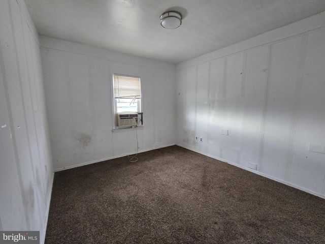 14-16 GRIEB AVE, Levittown, PA 19057