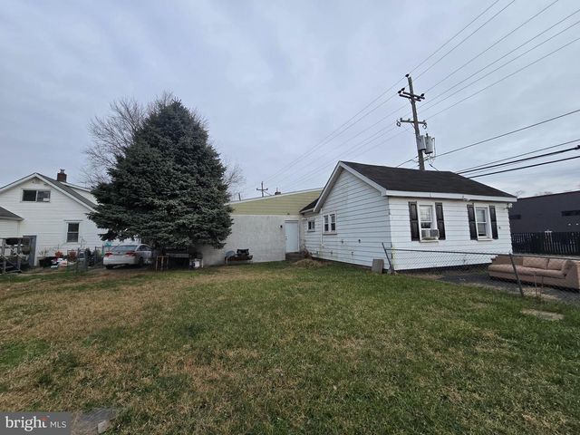 14-16 GRIEB AVE, Levittown, PA 19057
