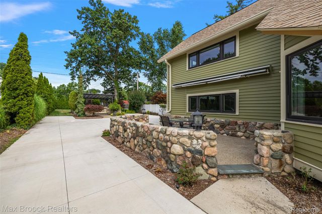 3642 Orchard Lake Road, West Bloomfield Charter Township, MI 48324