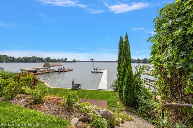 3642 Orchard Lake Road, West Bloomfield Charter Township, MI 48324