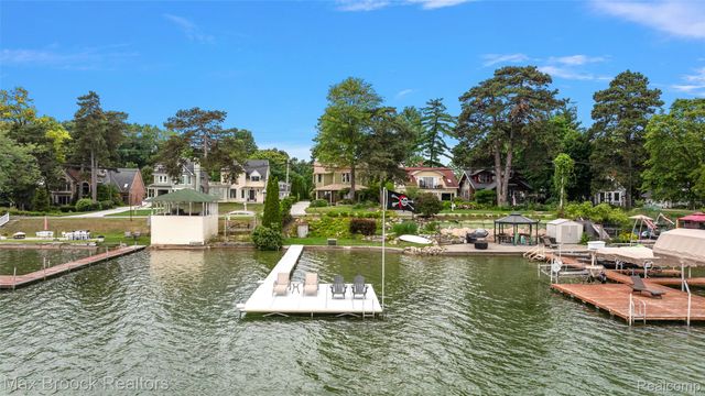 3642 Orchard Lake Road, West Bloomfield Charter Township, MI 48324