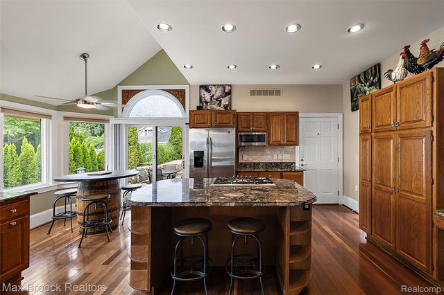3642 Orchard Lake Road, West Bloomfield Charter Township, MI 48324