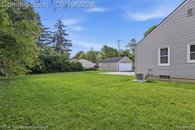 13592 Berwyn, Redford, MI 48239