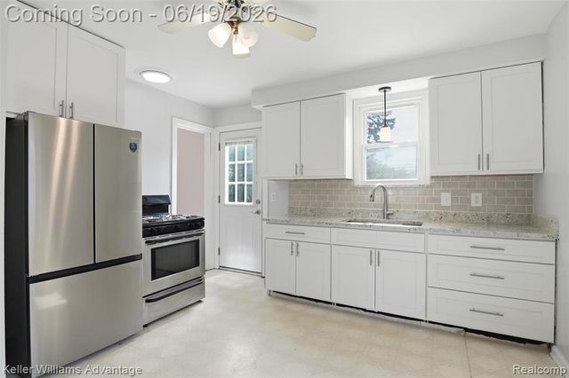 13592 Berwyn, Redford, MI 48239