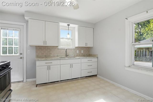 13592 Berwyn, Redford, MI 48239