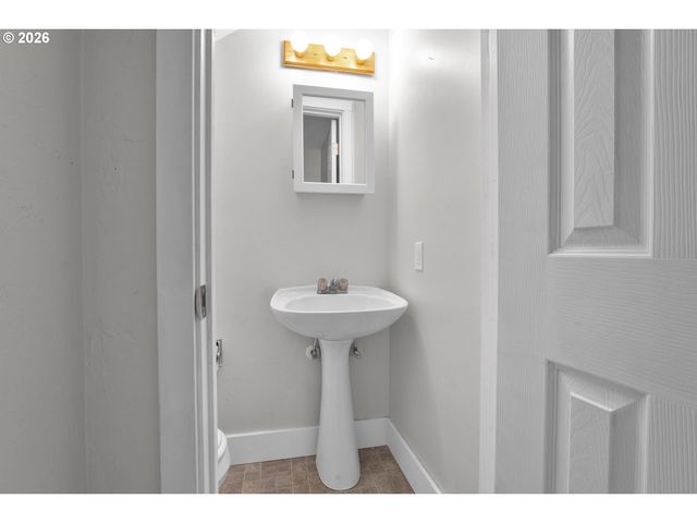 1935 W 17TH Ave B, Eugene, OR 97402