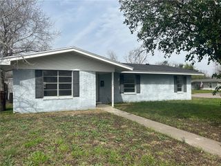230 Carol Ave, Kingsville, TX 78363
