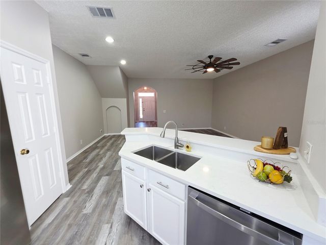 580 BLACK LION DRIVE NE, St Petersburg, FL 33716