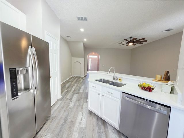 580 BLACK LION DRIVE NE, St Petersburg, FL 33716