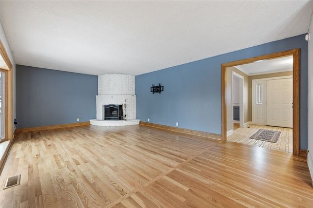 7001 Surrey Dr NE, Cedar Rapids, IA 52402