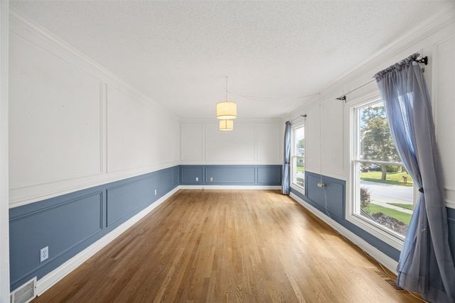 7001 Surrey Dr NE, Cedar Rapids, IA 52402