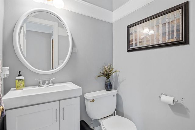 7001 Surrey Dr NE, Cedar Rapids, IA 52402