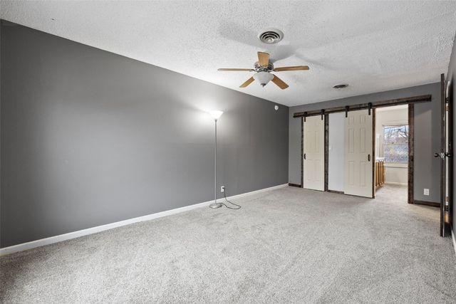 7001 Surrey Dr NE, Cedar Rapids, IA 52402