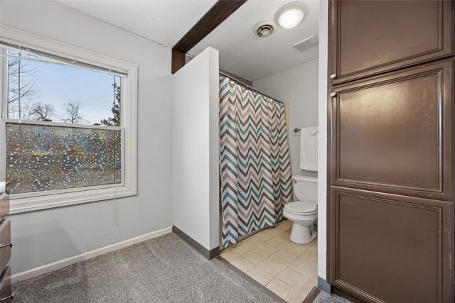 7001 Surrey Dr NE, Cedar Rapids, IA 52402