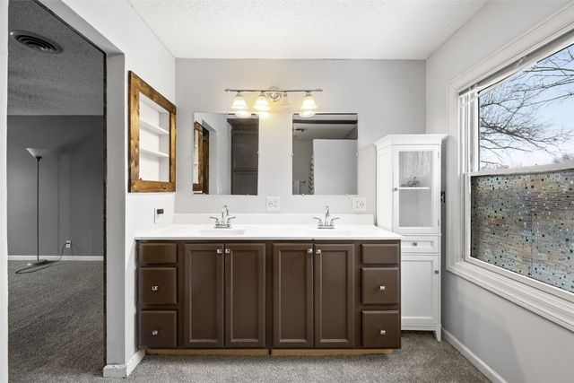 7001 Surrey Dr NE, Cedar Rapids, IA 52402