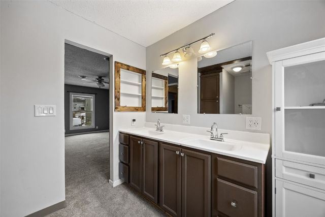 7001 Surrey Dr NE, Cedar Rapids, IA 52402