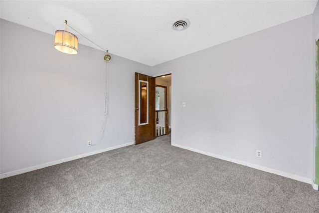 7001 Surrey Dr NE, Cedar Rapids, IA 52402