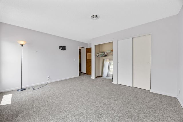 7001 Surrey Dr NE, Cedar Rapids, IA 52402