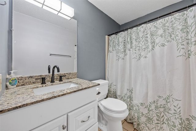 7001 Surrey Dr NE, Cedar Rapids, IA 52402