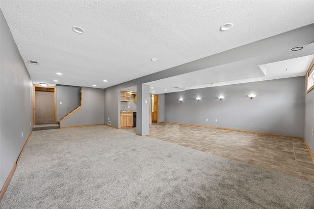 7001 Surrey Dr NE, Cedar Rapids, IA 52402