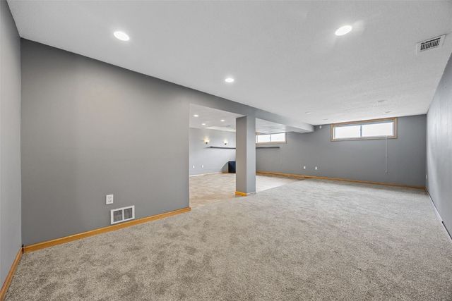 7001 Surrey Dr NE, Cedar Rapids, IA 52402