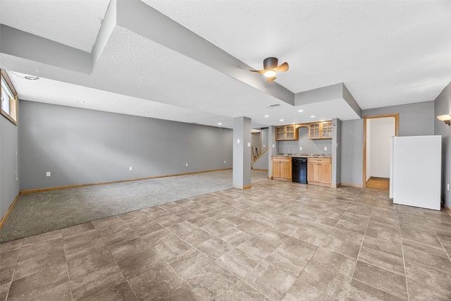 7001 Surrey Dr NE, Cedar Rapids, IA 52402