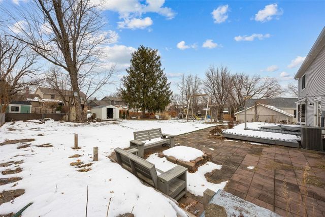 7001 Surrey Dr NE, Cedar Rapids, IA 52402