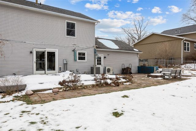 7001 Surrey Dr NE, Cedar Rapids, IA 52402