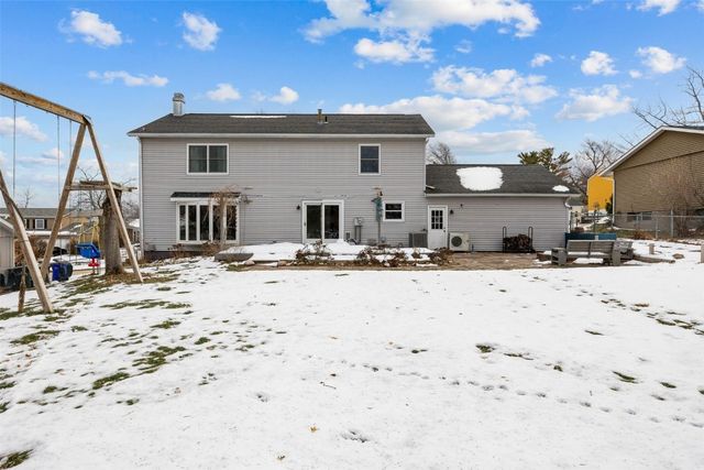 7001 Surrey Dr NE, Cedar Rapids, IA 52402